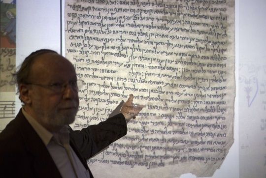 El Director Académico de la Biblioteca Nacional de Israel Ben-Samai, presenta uno de los documentos religiosos antiguos