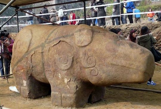 Esta estatua gigante representando un animal ha sido encontrado en China y tiene más de 2.000 años de antigüedad.