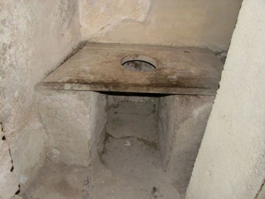 Una de las letrinas encontradas en la segunda planta en una casa de Pompeya.