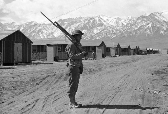 Un soldado americano vigila el internado japonés durante la Segunda Guerra Mundial.