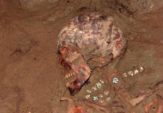 Esqueleto de Siberia con collar egipcio