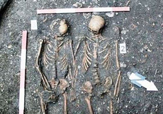 esqueletos tomados de la mano