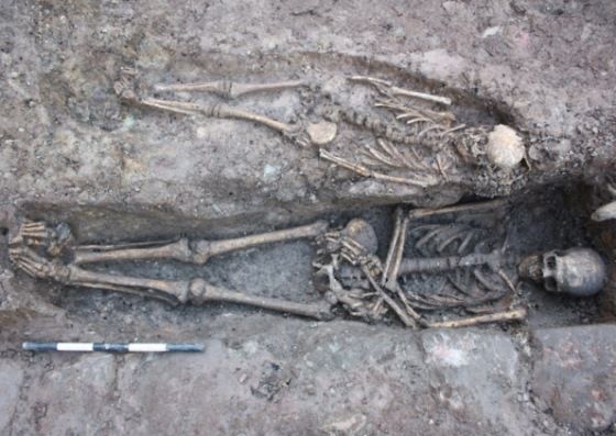 esqueletos tumba medieval escocia