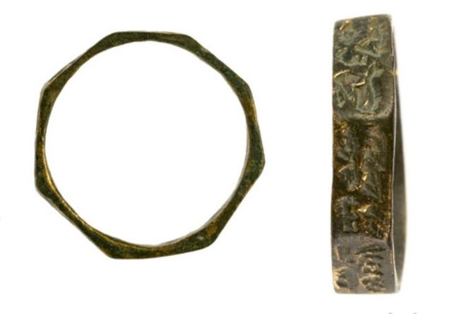 Anillos de bronce descubiertos en el yacimiento.