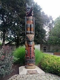 Monumento tótem a las sociedades antiguas norteamericanas en Ottawa (Canadá)