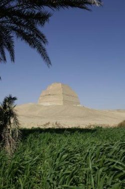 piramide de meidum en ruta de las piramides
