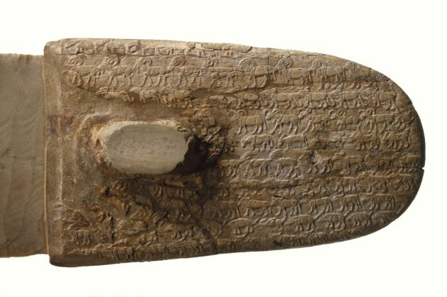 Artefactos egipcios antiguos, como este mango de un cuchillo de marfil muy elaborado y tallado en los años3300-3100 a.C., ayudaron a los científicos a determinar cómo las poblaciones de mamíferos en Egipto han cambiado con el tiempo.