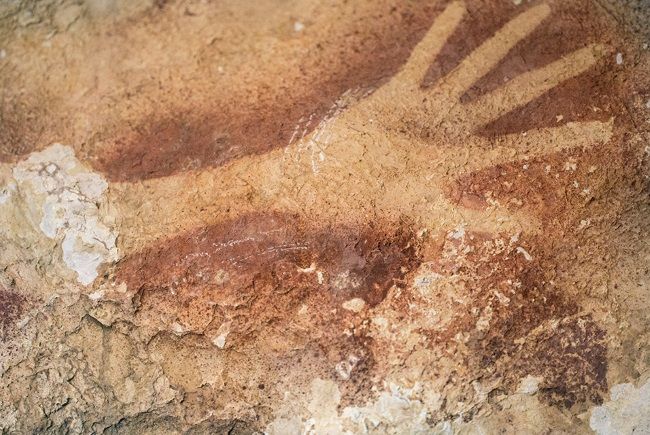 La silueta de una mano en una cueva de Indonesia tiene 40.000 años de antigüedad y podría ser la pintura rupestre más antigua del mundo.
