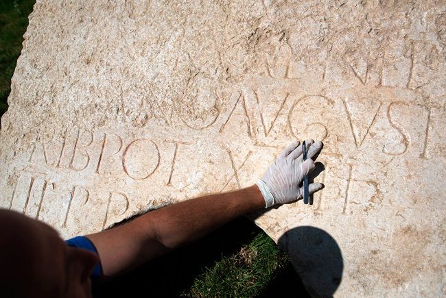 Shmulik Freireich, de la Autoridad de Antigüedades de Israel, trabaja en la inscripción de 2.000 años encontrada en Jerusalén. Foto: Menahem Kahana