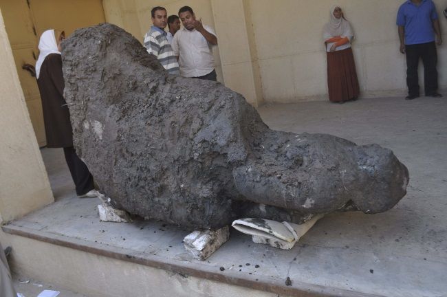 Coloso de granito encontrado debajo de una casa en Egipto. Crédito: Ahram