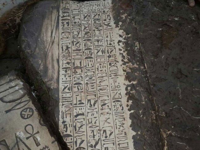 Jeroglíficos encontrados en los restos del templo descubierto debajo de una casa en Egipto. Crédito: Ahram