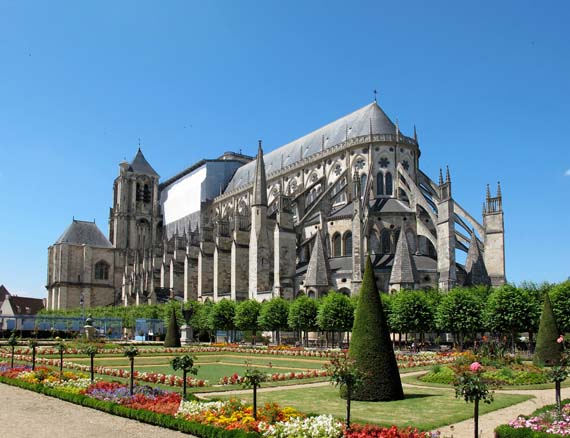 El hierro, material empleado para reforzar la estructura de las catedrales góticas. 