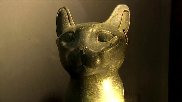 Gato de bronce egipcio de 2.500 años de antigüedad.