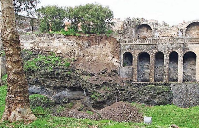 Las fuertes lluvias provocaron el derrumbe de una pared en Pompeya