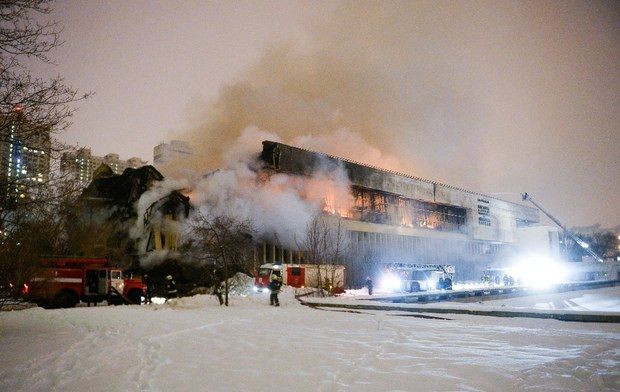 Los bomberos logran contener el incendio en la Biblioteca de la Academia de las Ciencias en Moscú. Crédito: Jornada