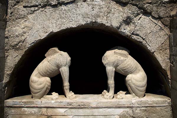 ¿Quiénes están enterrados en Anfípolis?