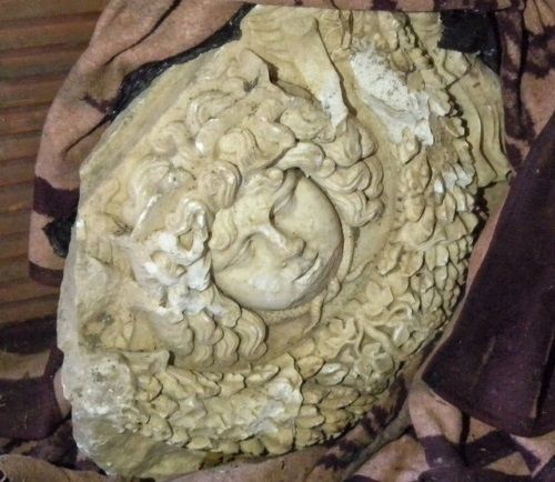 Parte de un sarcófago robado con la cabeza de Medusa.