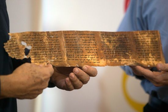 Los pergaminos más antiguos de los 10 Mandamientos están siendo expuestos en Israel.