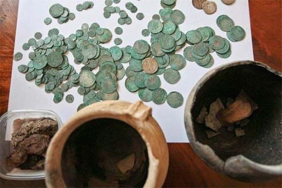 Un gran tesoro de 6.000 monedas de plata ha sido hallado en Polonia.