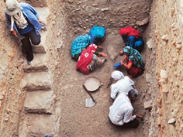 Arqueólogos trabajando en el yacimiento Harappa de Rakhigarhi. Crédito:  ASI
