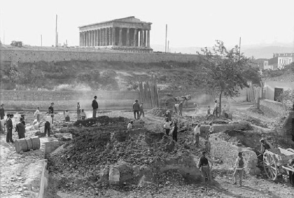Fotografía de 1931, cuando los arqueólogos hallaron los esqueletos de bebé en Atenas. Crédito: American School of Classical Studies in Athens