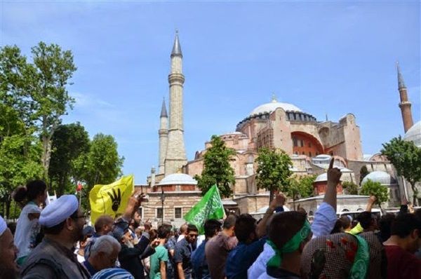 Cientos de turcos en una protesta frente a Santa Sofía para solicitar que vuelva a ser una Mezquita. Crédito: Hurriyet.