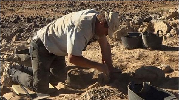 El arqueólogo Tobias Richter trabajando en el Desierto Negro de Jordania. Crédito: Universidad de Copenhague.