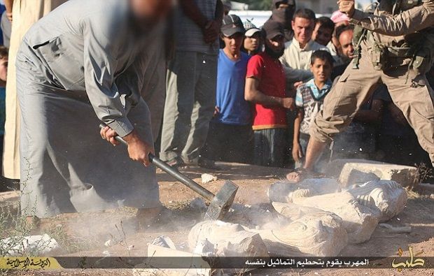 Milicianos del Estado Islámico destruyen esculturas de Palmira. Crédito: IBT