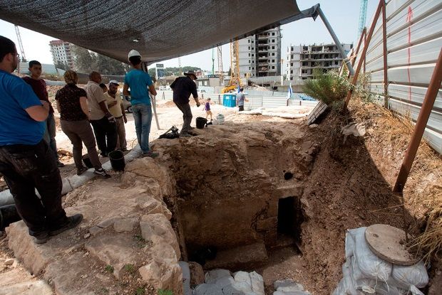 Arqueólogos israelíes trabajan en los baños de 2.000 años