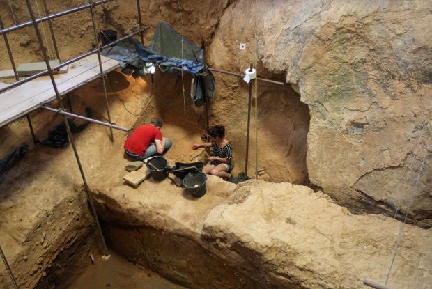 Arqueólogos voluntarios trabajando en la cueva de Arago, en Francia.