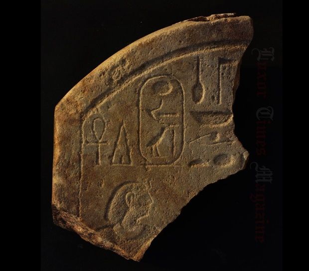 Trozo de estela del faraón Amenemhat IV encontrado en Puerto Berenice.