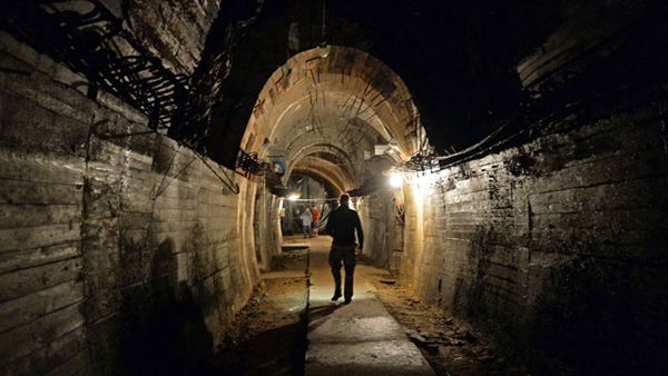 Un hombre camina por un túnel en el área donde se busca el tren nazi