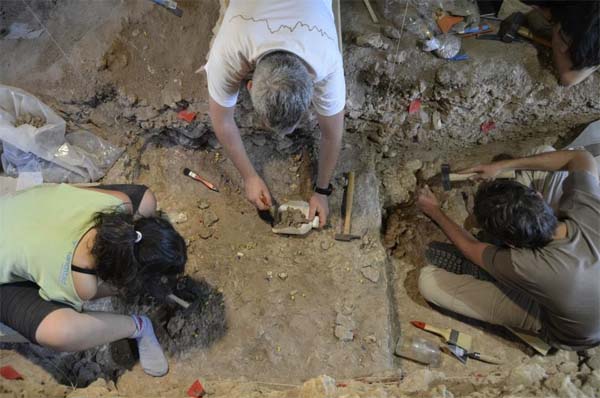 Arqueólogos trabajando en la Cueva del Ángel. 