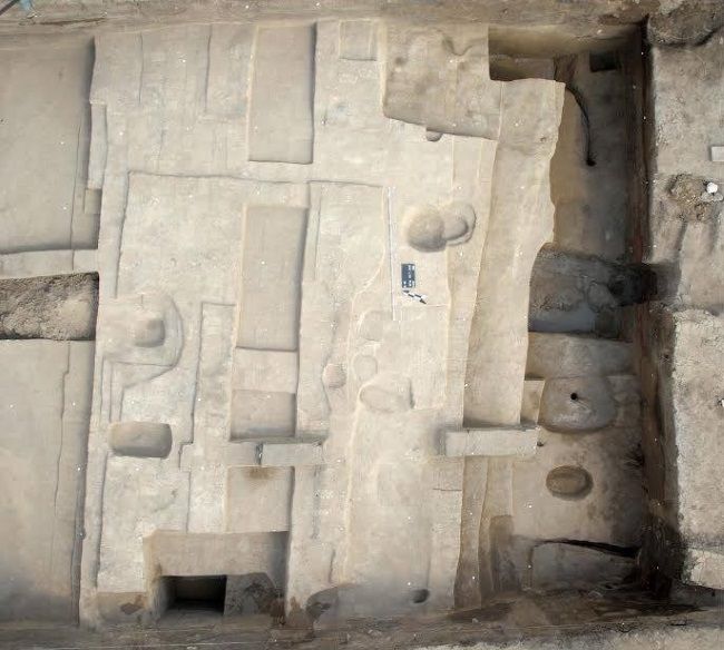 Esta gran pared descubierta en Egipto formaba parte de la ciudad de Avaris. Crédito: Ministerio de Antigüedades.