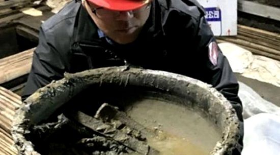 Un arqueólogo muestra la sopa cocinada hace más de 2000 años encontrada en China.