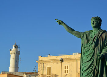 Estatua de Nerón, emperador romano de la dinastía Julio-Claudia (54-68 d.C.), con iconografía imperial y gesto de autoridad absoluta