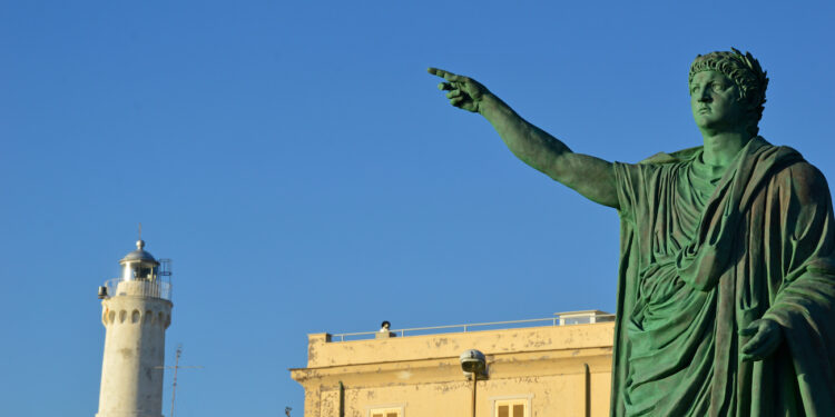 Estatua de Nerón, emperador romano de la dinastía Julio-Claudia (54-68 d.C.), con iconografía imperial y gesto de autoridad absoluta