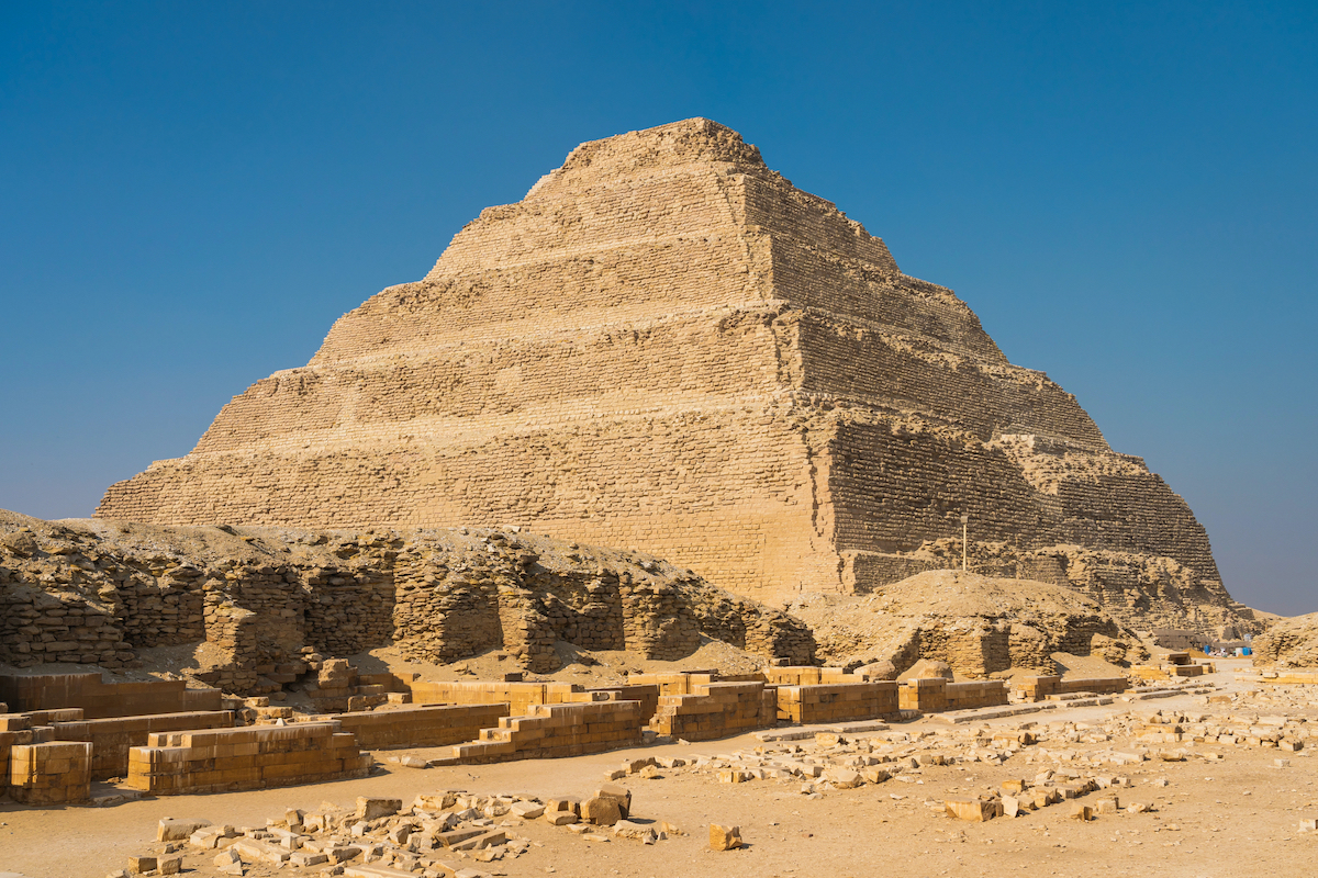 zoser rompio con la tradicion y creo, junto con su arquitecto imhotep, la famosa piramide escalonada de saqqara, donde sería enterrado el faraón