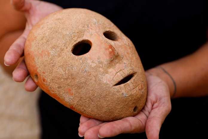 mascara piedra neolitico israel