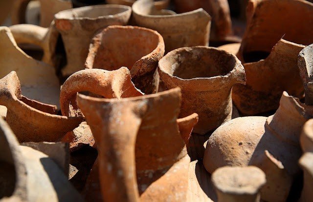 recipientes ceramica antigua ciudad griega tenea
