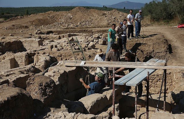 arqueologos en ciudad griega tenea