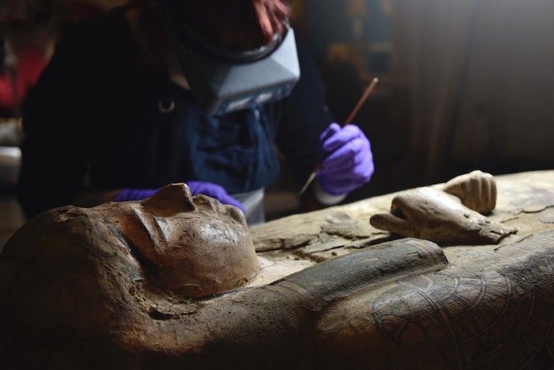 figuras pintadas dentro de la tumba de una momia egipcia