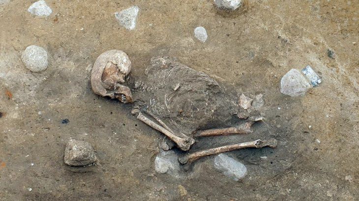 esqueleto mujer encontrado 2000 años