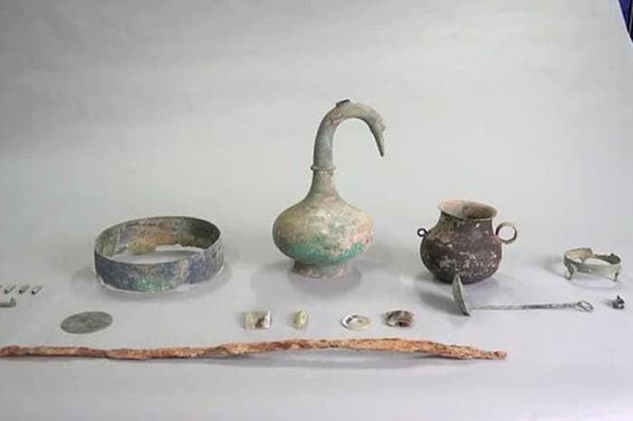 objetos tumba china 2000 años