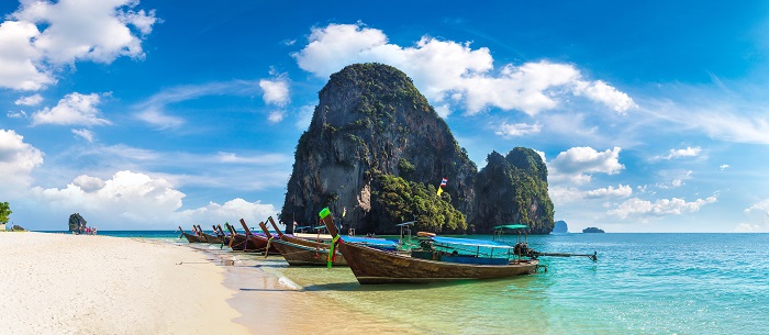 Isla de Tailandia con sus barcos tradicionales