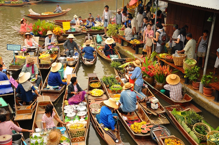 Mercado flotante de Amphawa en Tailandia