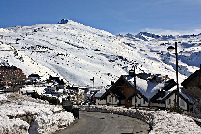 pueblo nevado en Sierra Nevada Granda