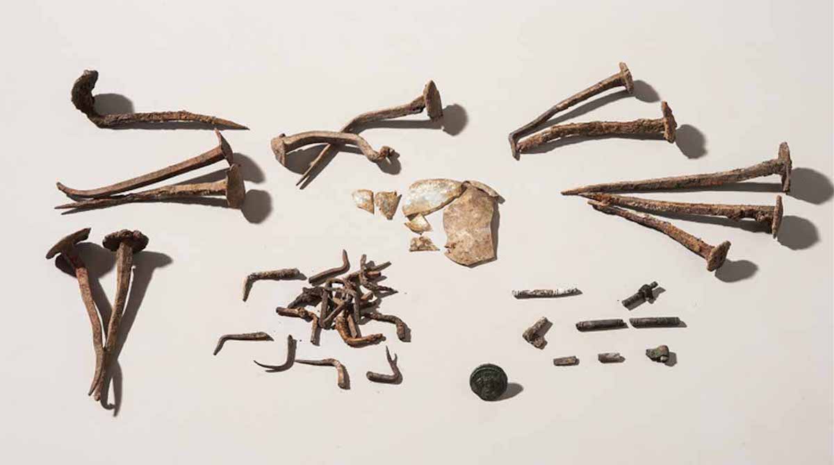 Clavos en tumba romana en Turquía.