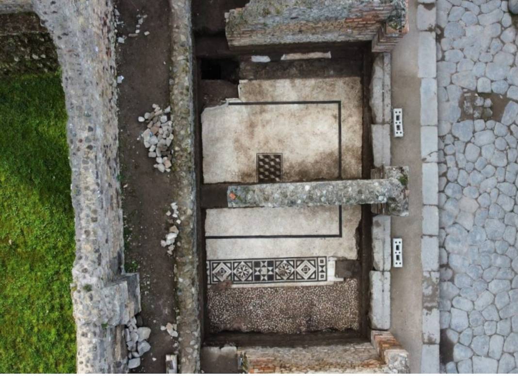 Mosaico romano hallado en Pompeya.