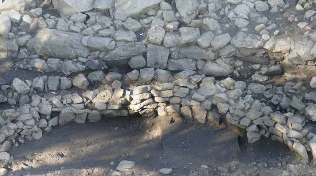Arco neolítico hallado en Córcega.